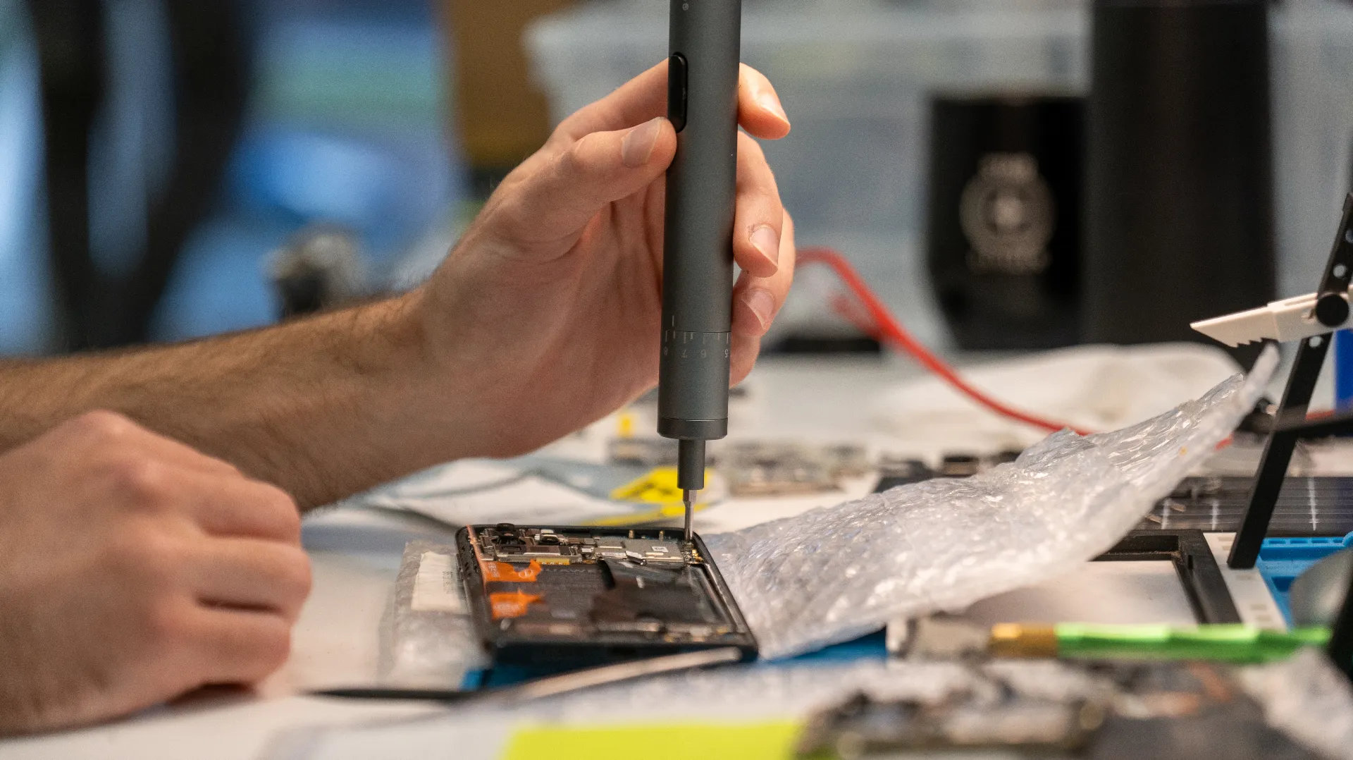 Réparation d'un smartphone en atelier