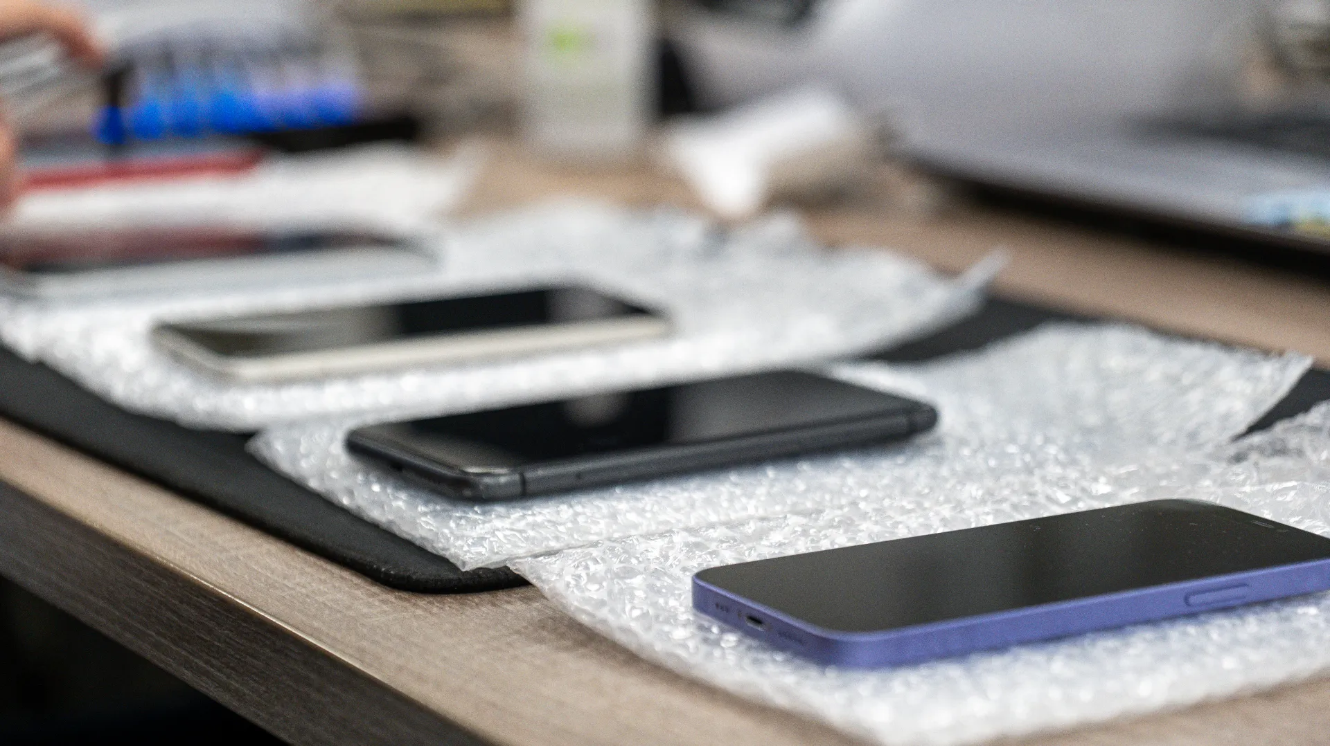 Smartphones en attente de reconditionnement